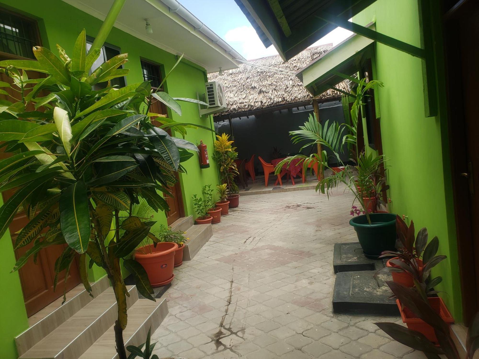 L&J Modern Backpackers Bnb Дар-эс-Саламе Экстерьер фото