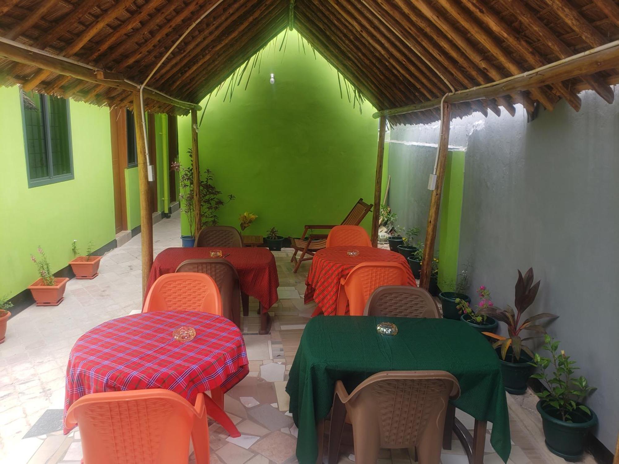 L&J Modern Backpackers Bnb Дар-эс-Саламе Экстерьер фото