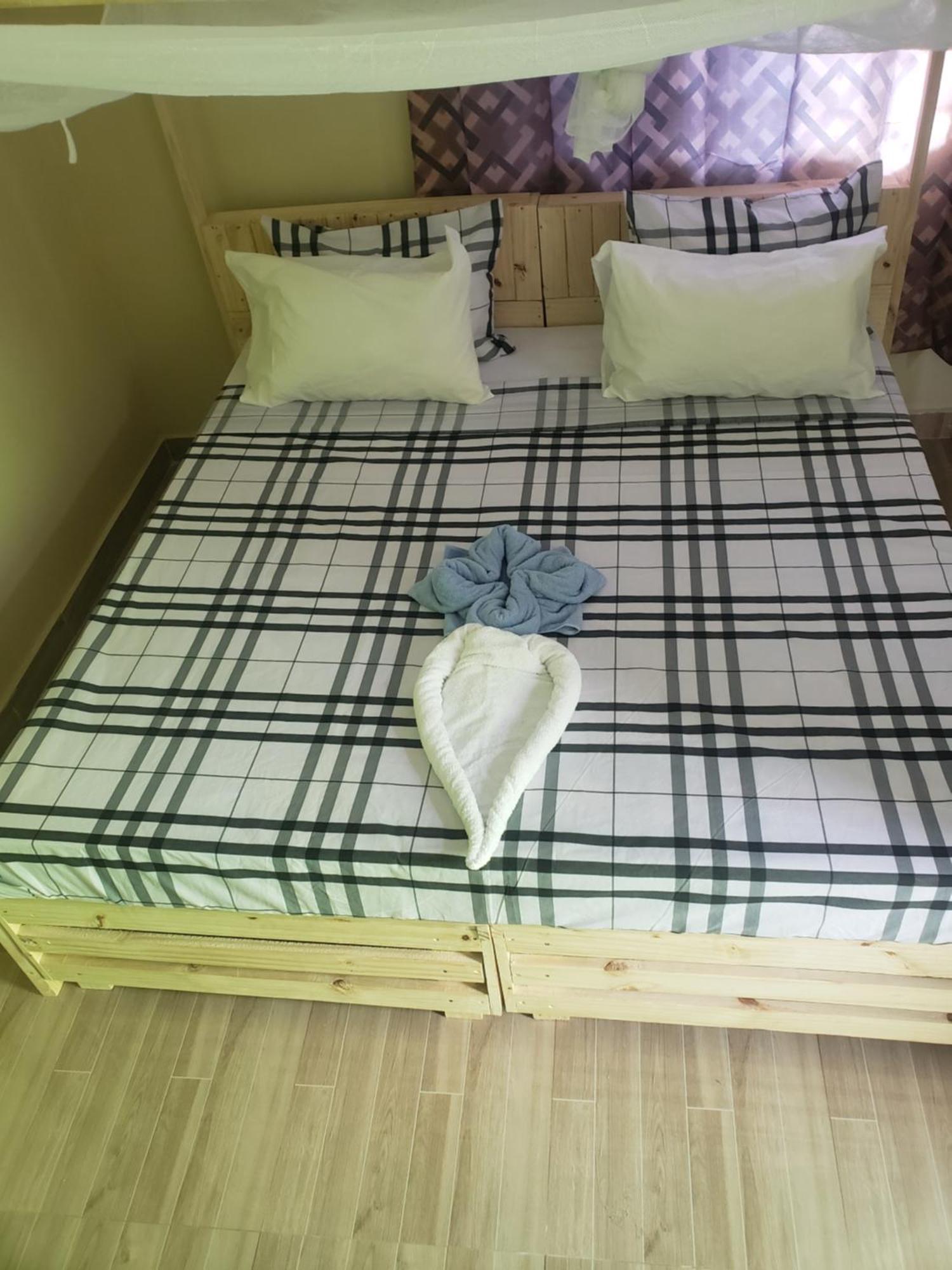 L&J Modern Backpackers Bnb Дар-эс-Саламе Экстерьер фото