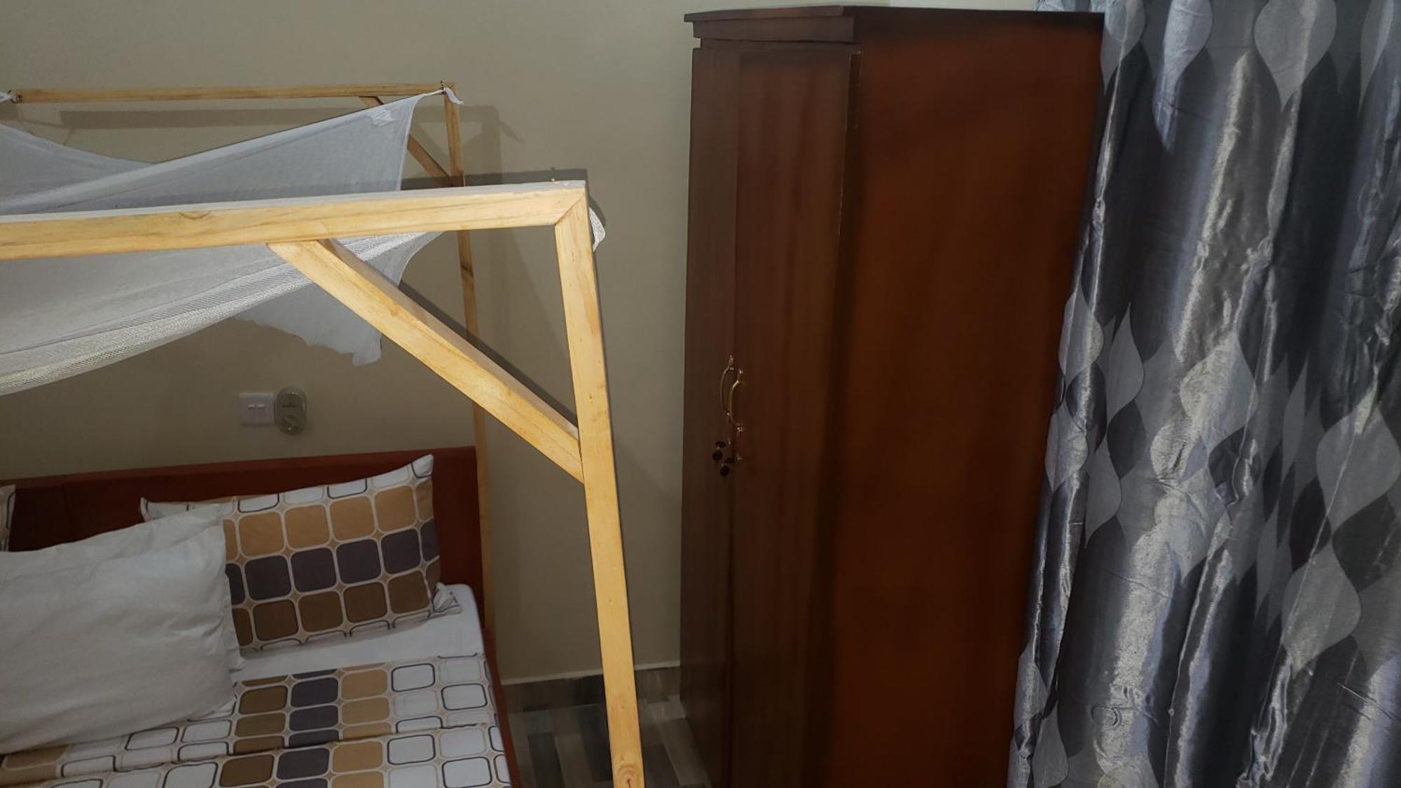 L&J Modern Backpackers Bnb Дар-эс-Саламе Экстерьер фото