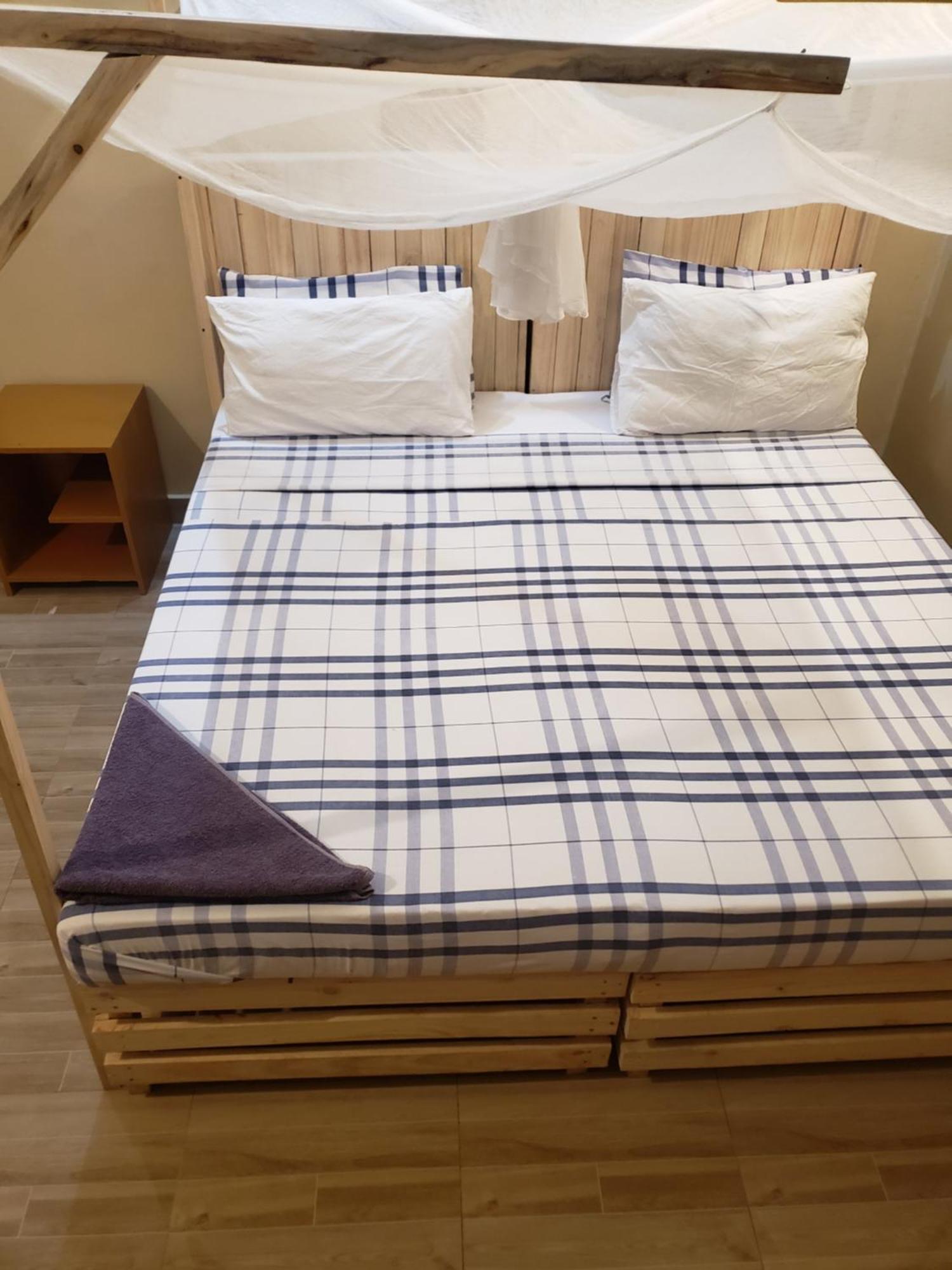 L&J Modern Backpackers Bnb Дар-эс-Саламе Экстерьер фото